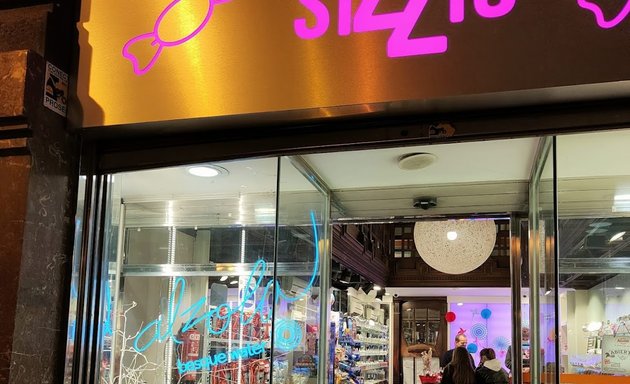 Foto de Sizzis (dulces, regalos, productos típicos, souvenirs y recuerdos en el centro de Bilbao)