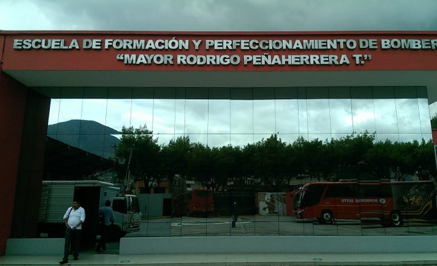 Foto de Escuela De Formacion Y Perfeccionamoento De Bomberos "Mayor Hugo Peñaherrera"