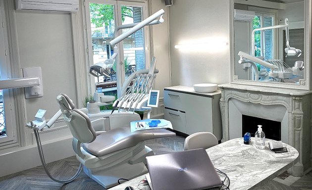 Photo de Dr Vallet | Orthodontiste Ledru-Rollin Paris 12 | Enfants et Adultes - Alignement dentaire Invisalign (Nation - Bastille)