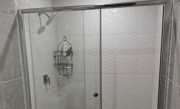 Foto de Cabinas baño-vidrio Templado- espejos-Puertas Modernas sas