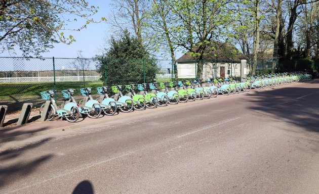 Photo de Station Vélib' 12163 (Hippodrome Paris-Vincennes)