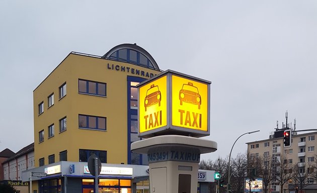 Foto von Taxistand mit Rufsäule