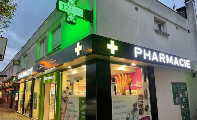 Photo de Pharmacie du Calvaire Saint Pierre