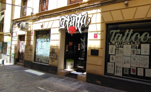 Foto de La Tinta Nostra Granada Tattoo and Graffiti shop
