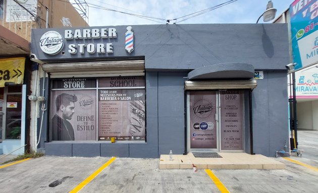 Foto de vintage barber store