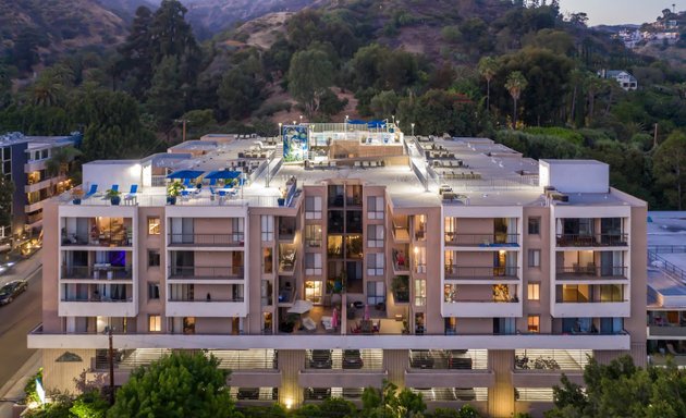 Photo of The Pinnacle Apartments in Hollywood