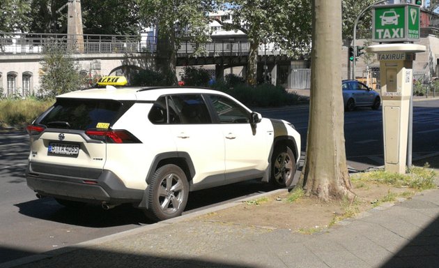 Foto von Taxistand mit Rufsäule