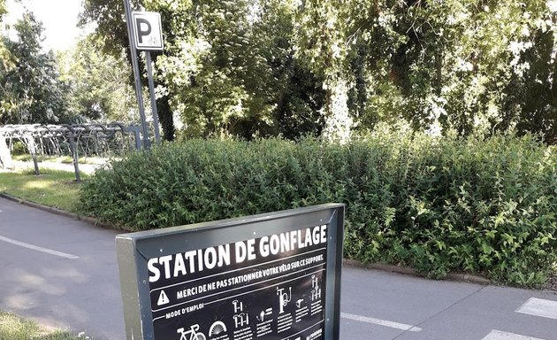Photo de Station de gonflage vélo Libre service
