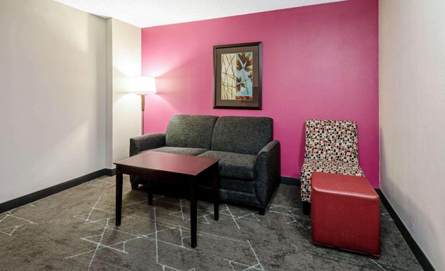 Photo of La Quinta Inn & Suites by Wyndham Dallas I-35 Walnut Hill Ln