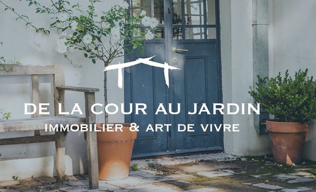 Photo de De La Cour Au Jardin - Immobilier