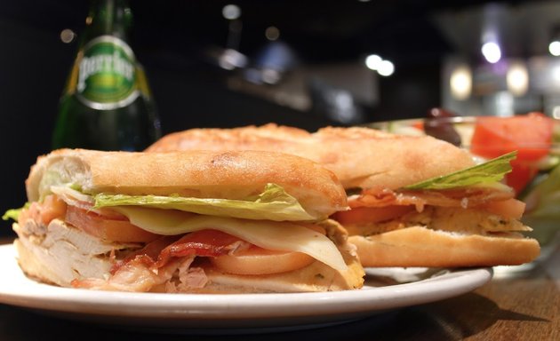 Photo of Everest Cafe - Dejeuner - Sandwiches & Salades - Dessert - Traiteur