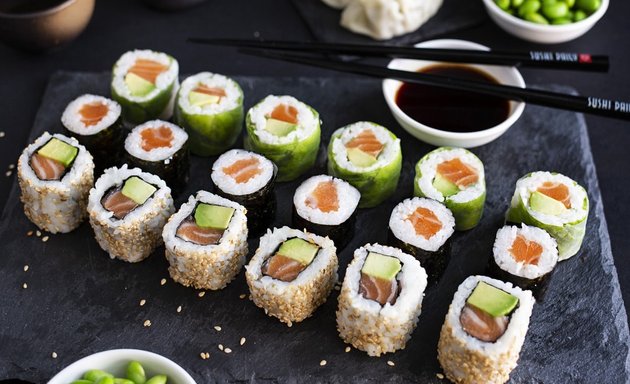 Photo de Sushi Daily Paris Belles Feuilles Vitrine