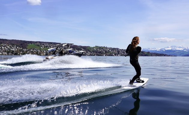 Foto von Wakeboarden und Wakesurfen mit happy boat ab Tiefenbrunnen