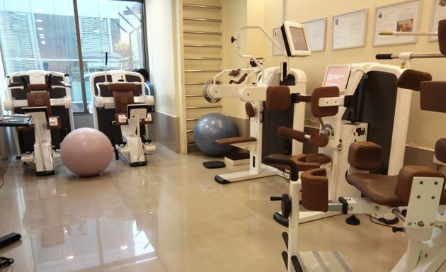 Photo of QI Spine Clinic - Orthopedic and Physiotherapy center in Andheri, Mumbai