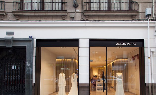 Foto de Tienda de vestidos de novia en Valencia JESUS PEIRO