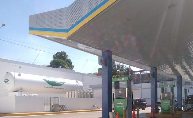 Foto de Estación De Gasolina Sunix Y Gas Natural