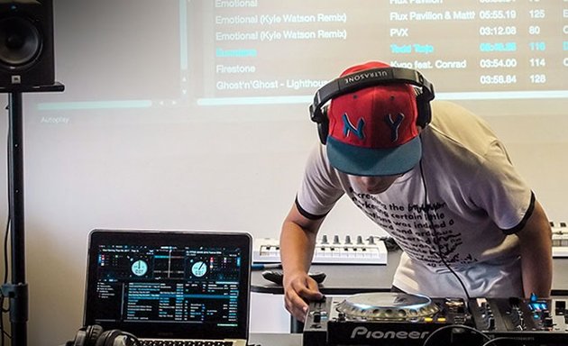 Foto de Baffle Djs | Escuela de DJs y Producción de Música Electrónica de Bilbao