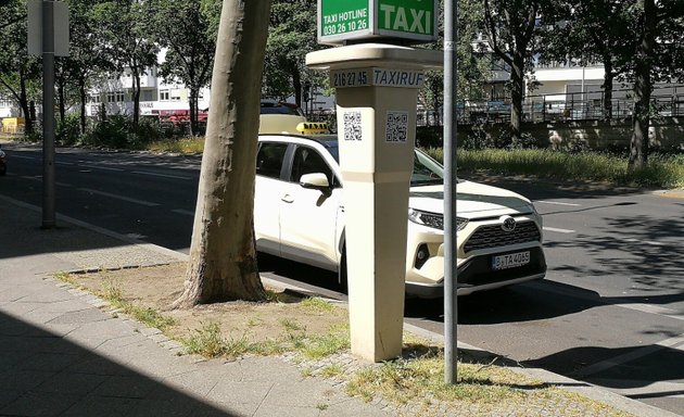 Foto von Taxistand mit Rufsäule