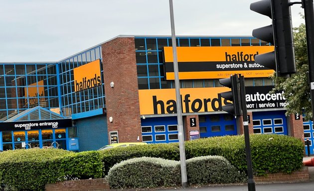 Photo of Halfords - Leeds Meadow Lane