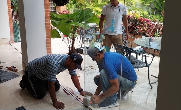 Foto de Reparacion de puertas de vidrio en caracas