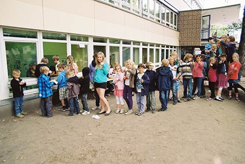 Foto von Grundschule unter den Bäumen