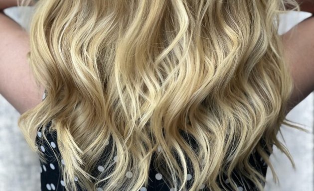 Foto von Nesrin Private Hairlounge - Friseur München Pasing - Balayage - Blond & Locken