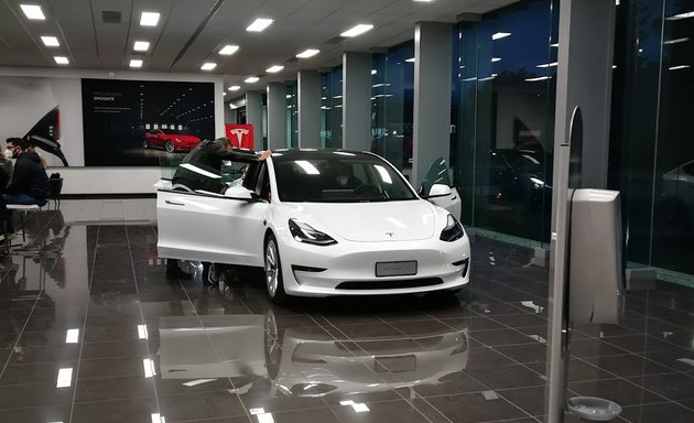foto Tesla Store Roma