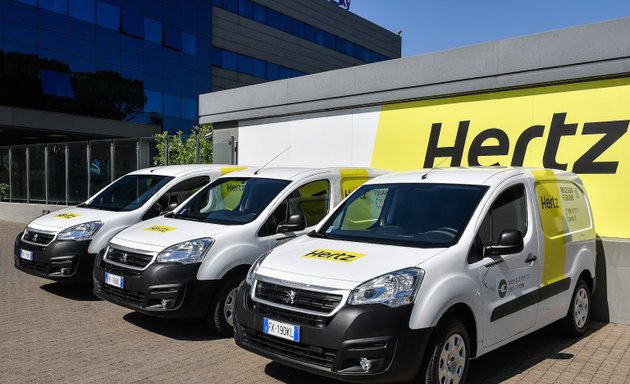 foto Hertz Roma Tiburtina GRA - Via del Casale Cavallari 204