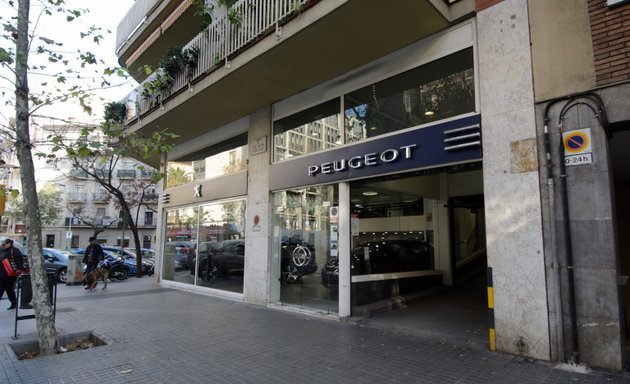 Foto de Auto Almogàvers · Concesionario Peugeot Barcelona (Sagrada Família)