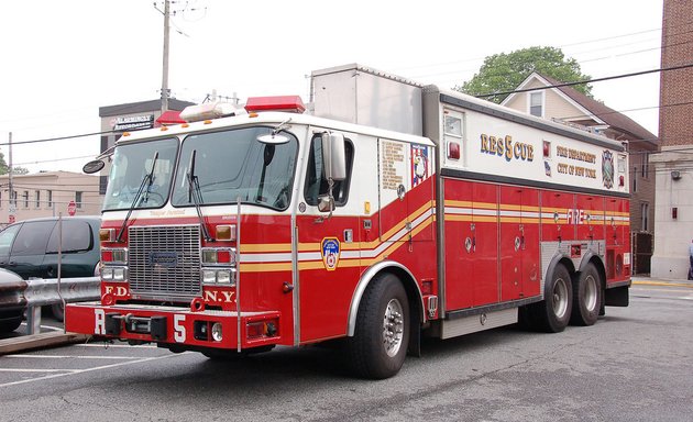 Photo of FDNY Engine 160/Rescue 5/Division 8