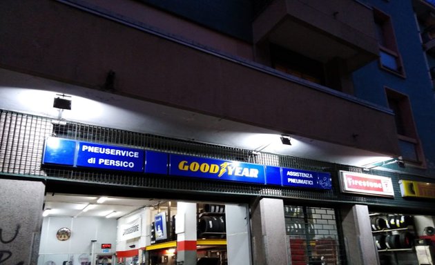 foto Pneuservice Milano, Societa ' di Leasing Rivenditore Pneumatici Officina Tagliandi Assetti Cerchi in Lega Deposito