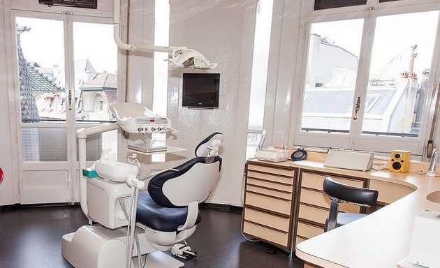 Foto von Docteur Omid Alizadeh - Dentiste Genève