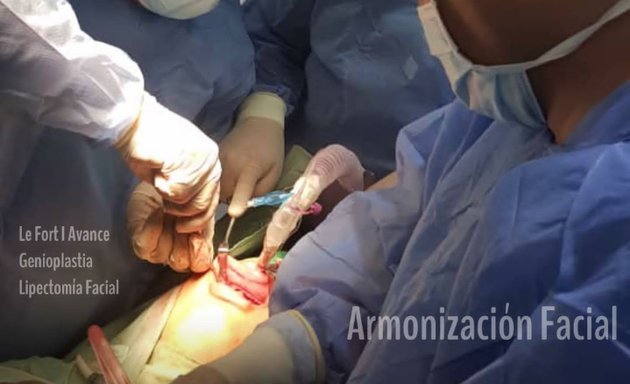 Foto de Clinica de Cirugia Bucal y Maxilofacial - Dr. Dubines Ramírez Matheus - Cirugia Oral - Implantes Dentales - Ortognatica - Bichectomia - Cordales - ATM