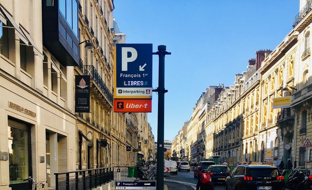 Photo de UFODRIVE: 24/7 - Car Rental - Paris City Center