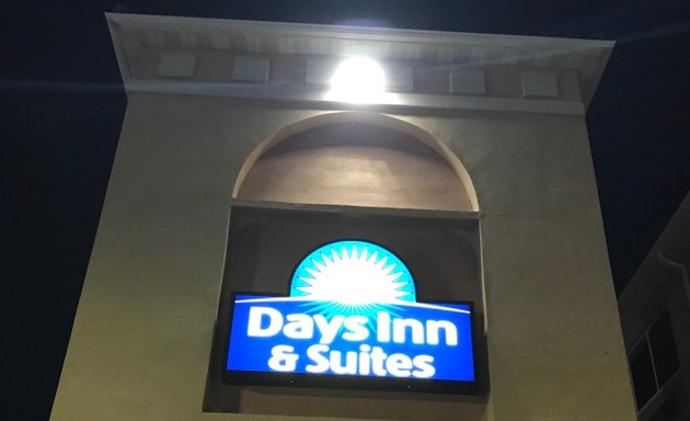 Photo of Days Inn & Suites by Wyndham Airport Albuquerque
