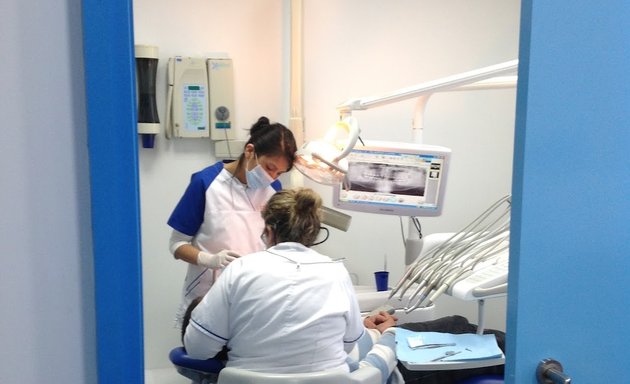Foto de DENTALMC clinica dental DISCÓBOLO 56