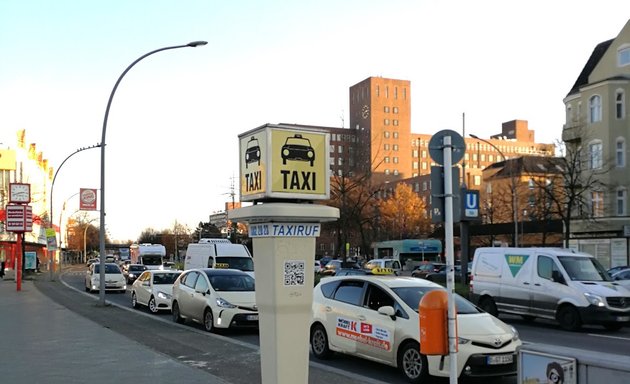 Foto von Taxistand mit Rufsäule