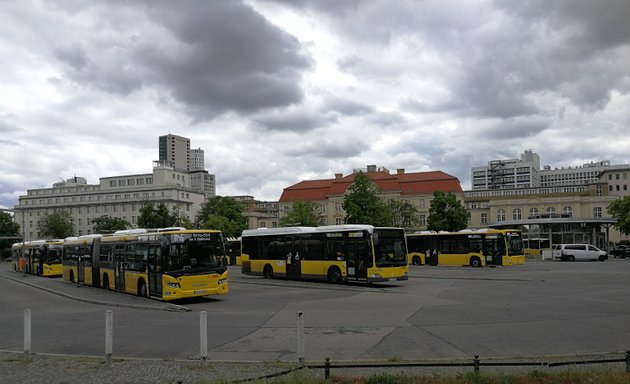 Foto von Parkplatz ausschließlich für BVG-Busse