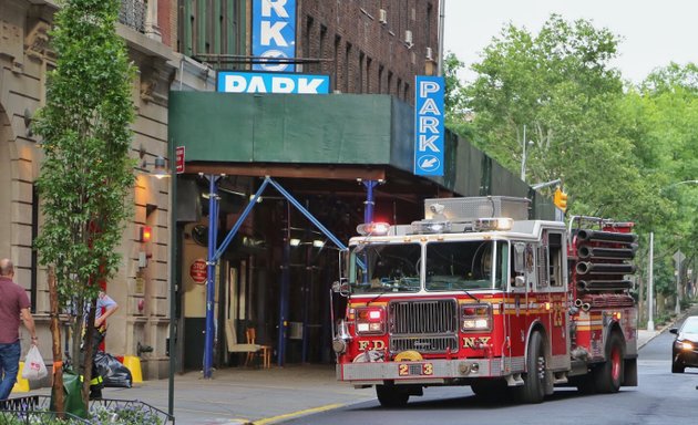 Photo of FDNY Ladder 25/Division 3/Collapse Rescue 1
