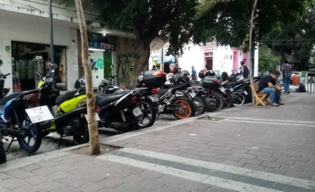Foto de Estacionamiento de motos el cone