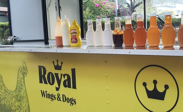 Foto de royal wings and dogs