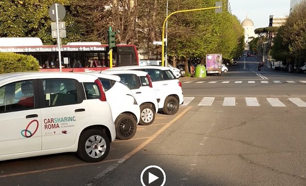 foto Area di parcheggio per automobili