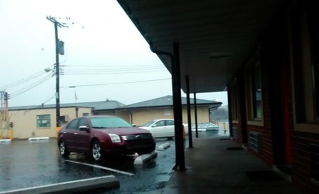 Photo of Deluxe Plaza Motel