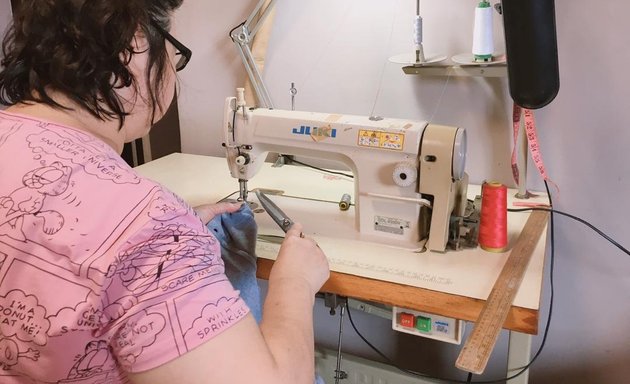 Photo of Lily Sew 裁绳到 Alteration Shop