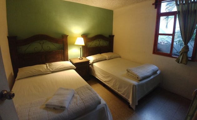 Foto de Dos Lunas Airport Bed & Breakfast/Hostel