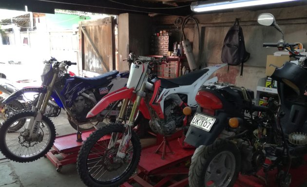 Foto de Austin Garage Taller De Motos mantenimiento y diagnóstico de motocicletas.