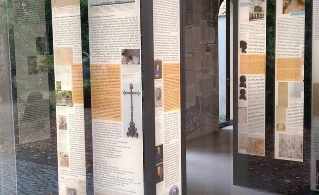 Foto von Dauerausstellung in der Kapelle auf Dreifaltigkeit I über die Familie Mendelssohn