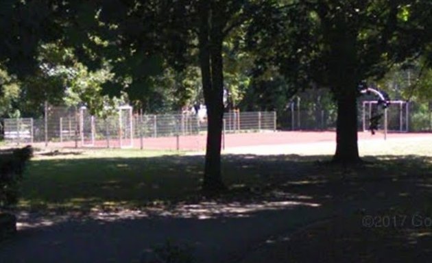 Foto von Fußballplatz mit Bastketballkorb und Tischtennisplatte