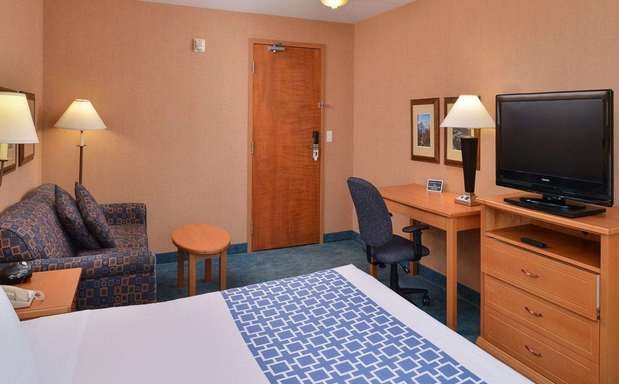 Photo of Econo Lodge Inn & Suites University