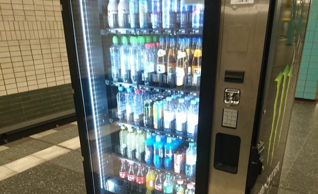 Foto von Getränkeautomat und Snackautomat auf dem U-Bahnsteig